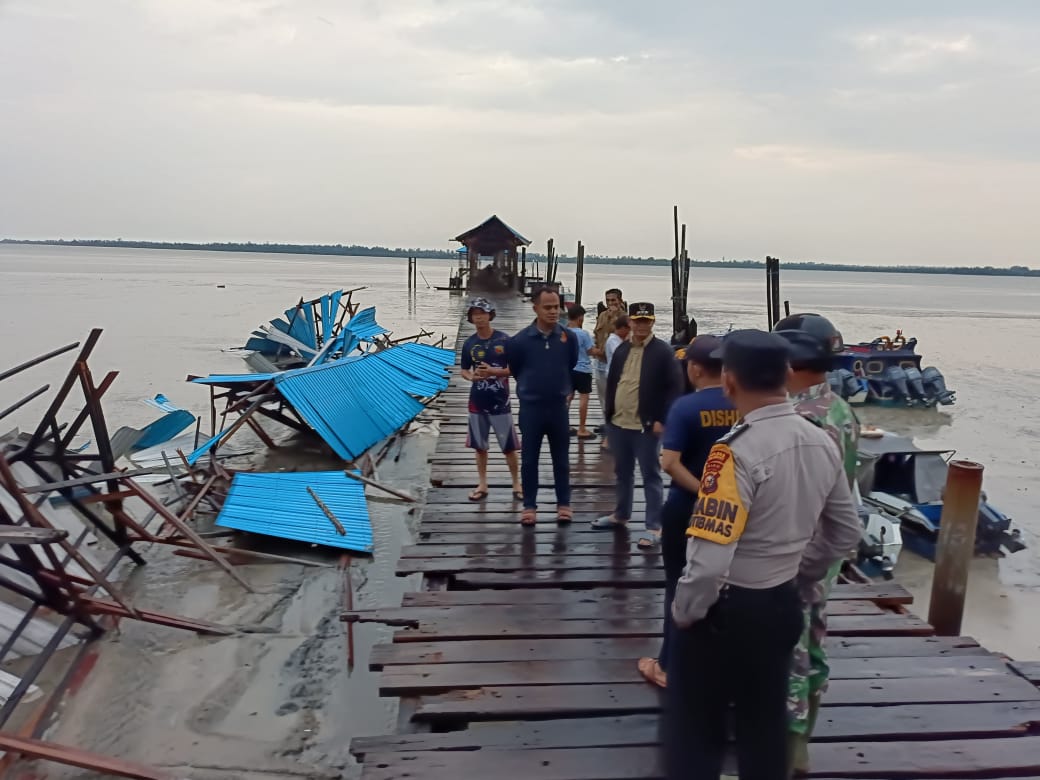 Atap Pelabuhan Teluk Belitung Ambruk 